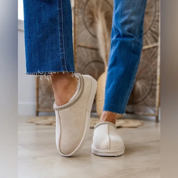 NIB Brand New Sparks Very G Cream Faux Fur Vegan Suede Slippers Slides Shoes - Picture 8 of 11